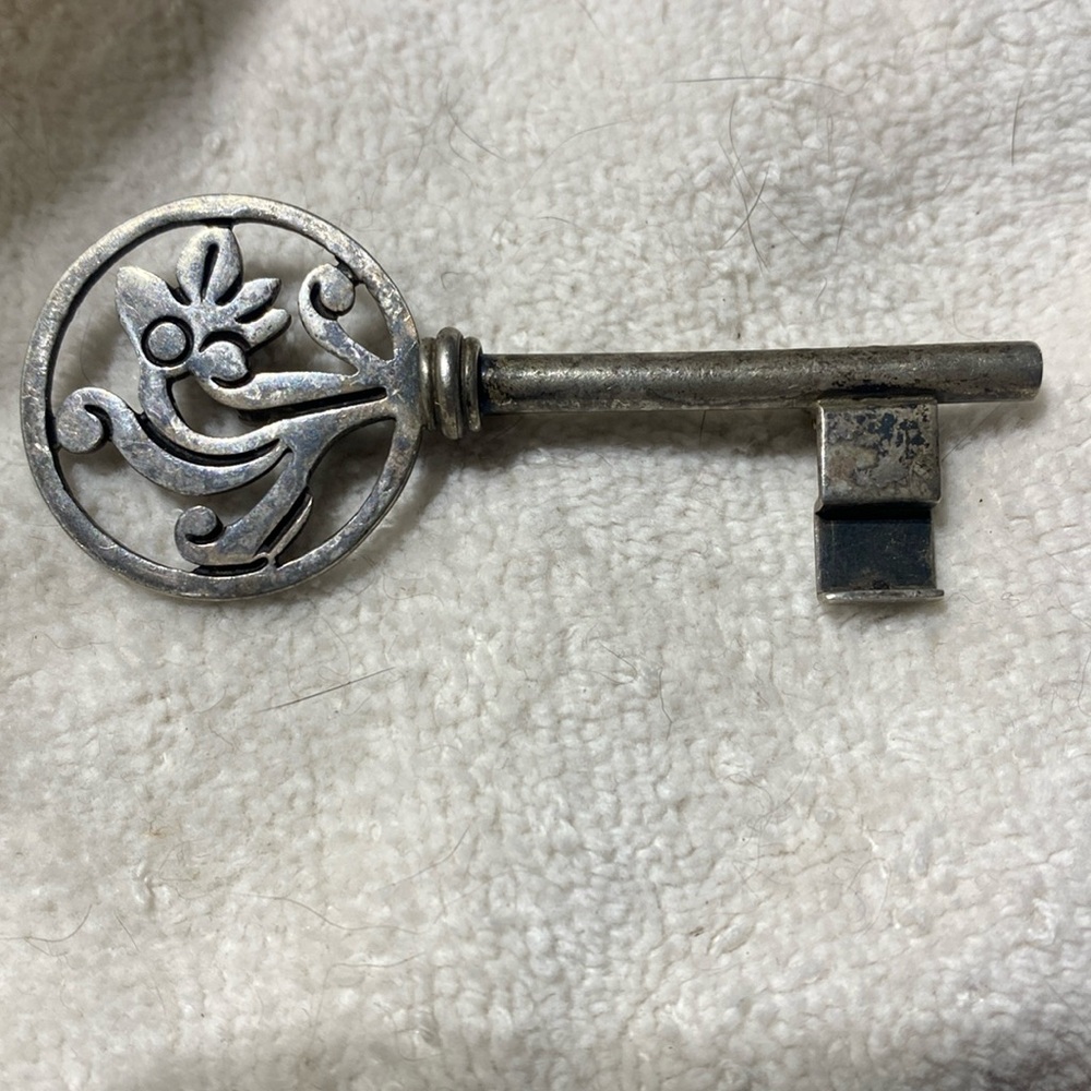 11.17 g stamped sterling silver by tax co key shaped brooch